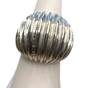 Vintage Silver-Tone Ribbed Dome Ring – Chunky Retro Statement